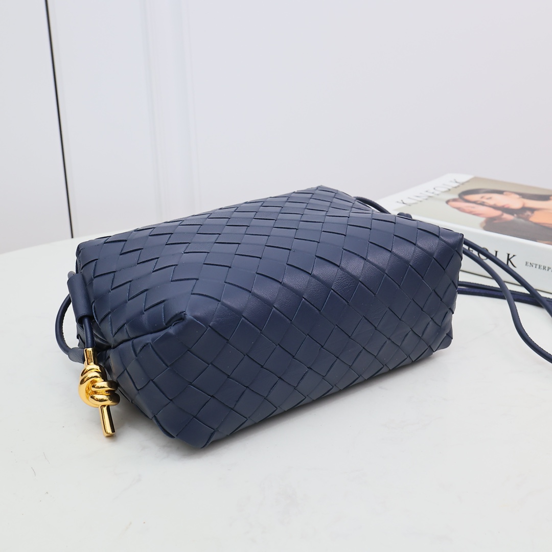 Kleine Loop-Kameratasche von Bottega Veneta - EUR FASHION