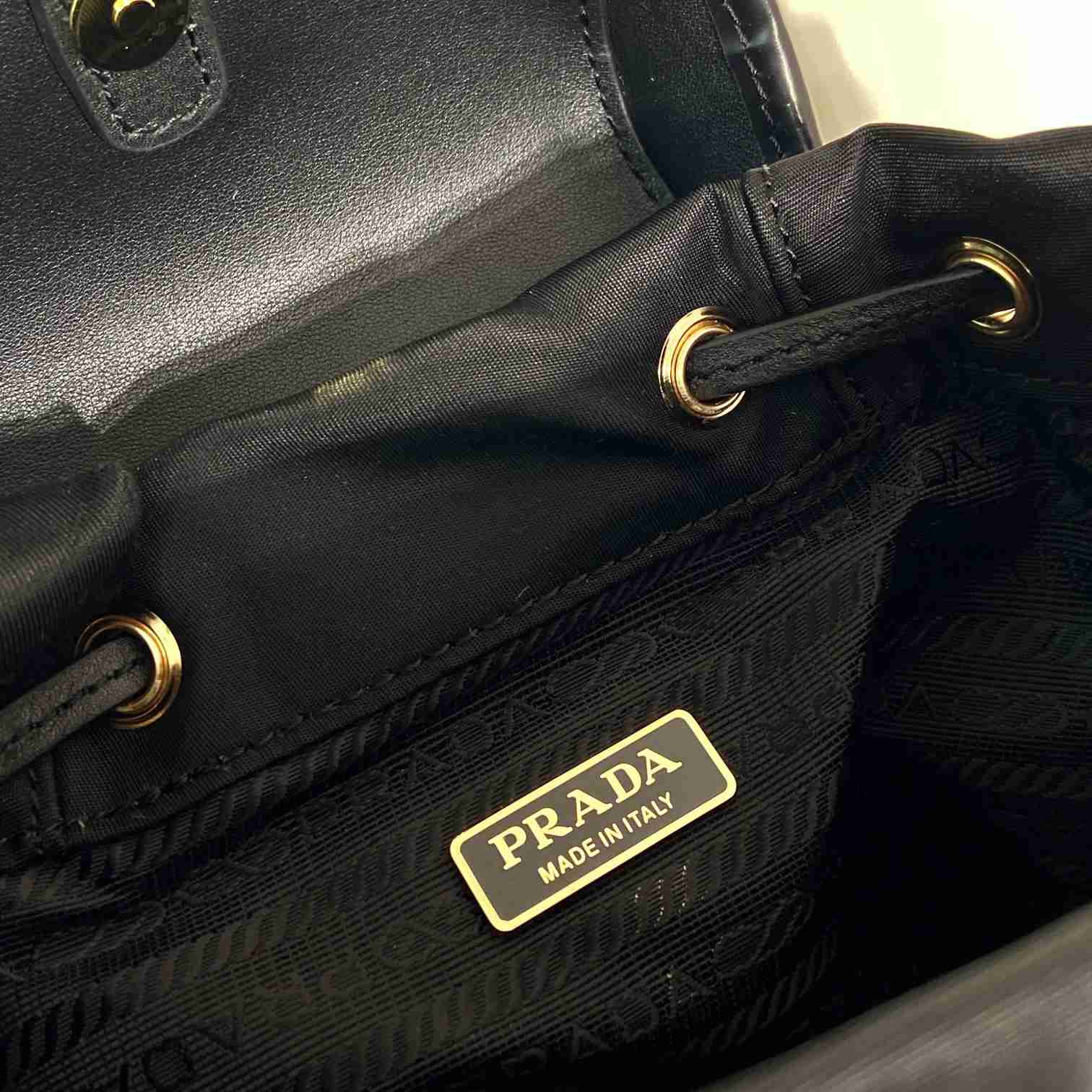 Kleiner Prada-Rucksack aus Re-Nylon und gebürstetem Leder - EUR FASHION