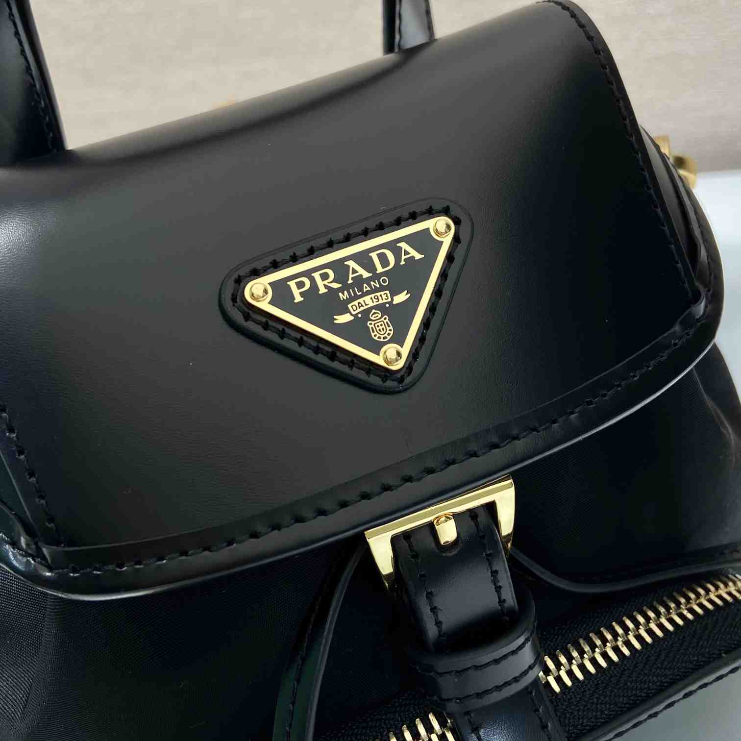 Kleiner Prada-Rucksack aus Re-Nylon und gebürstetem Leder - EUR FASHION