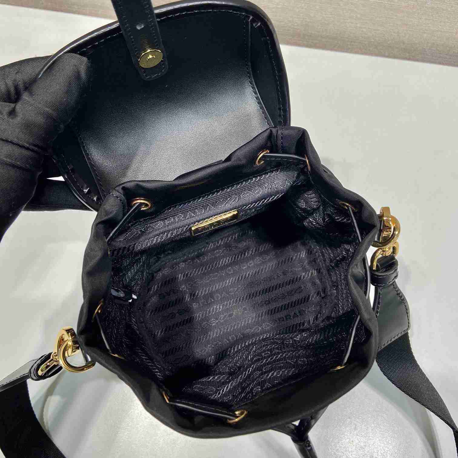 Kleiner Prada-Rucksack aus Re-Nylon und gebürstetem Leder - EUR FASHION