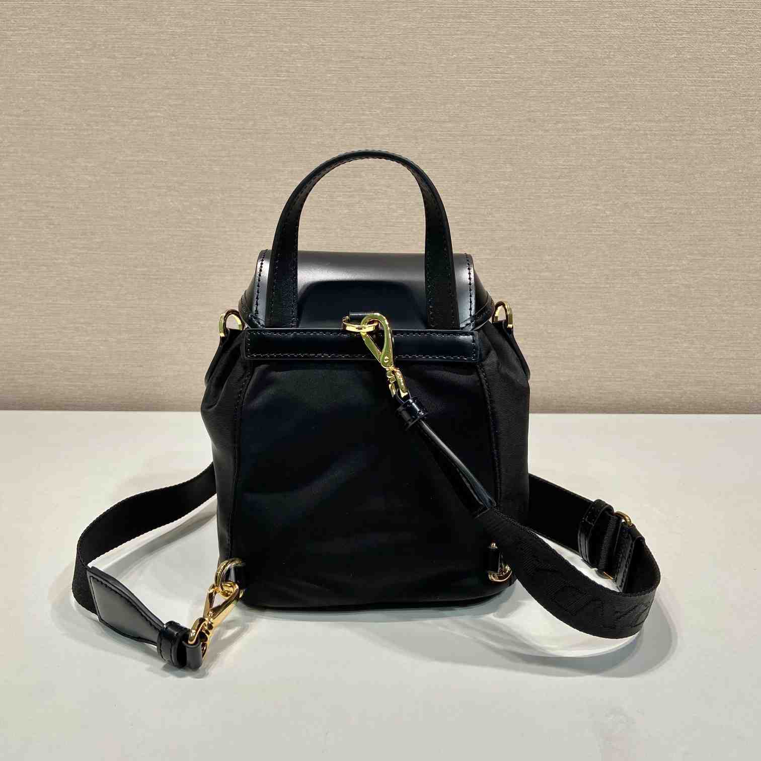 Kleiner Prada-Rucksack aus Re-Nylon und gebürstetem Leder - EUR FASHION