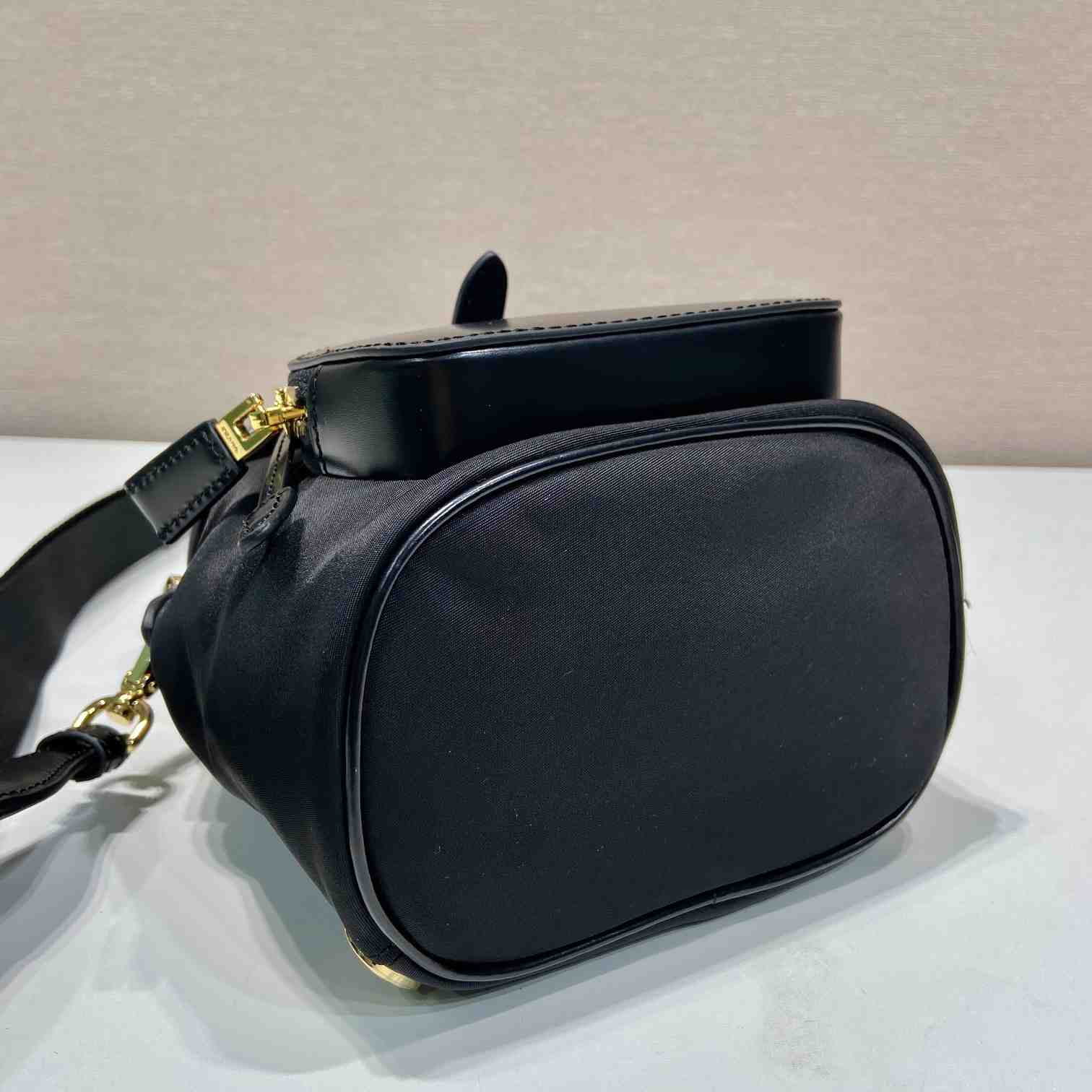 Kleiner Prada-Rucksack aus Re-Nylon und gebürstetem Leder - EUR FASHION