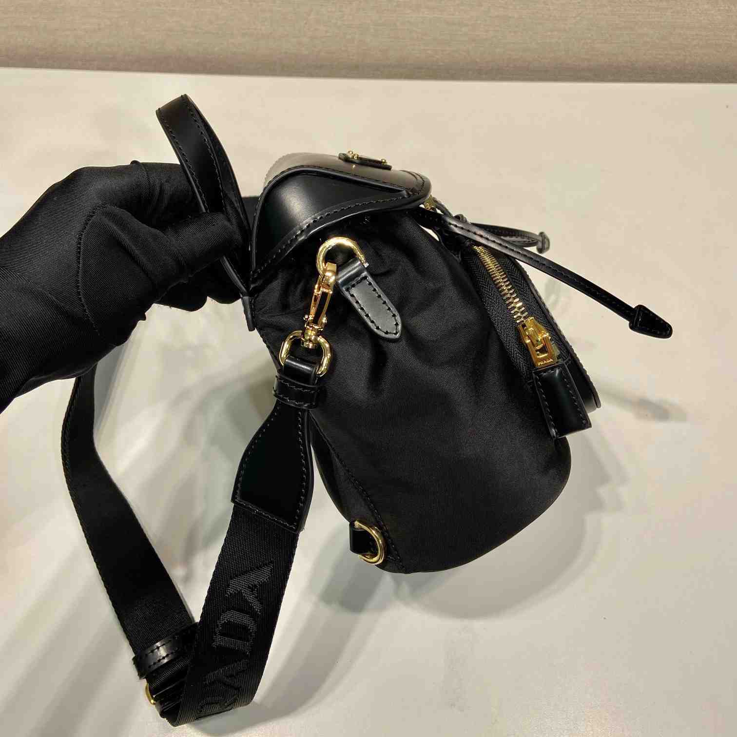 Kleiner Prada-Rucksack aus Re-Nylon und gebürstetem Leder - EUR FASHION