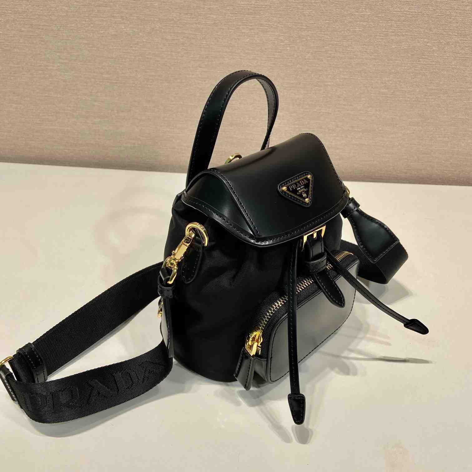 Kleiner Prada-Rucksack aus Re-Nylon und gebürstetem Leder - EUR FASHION