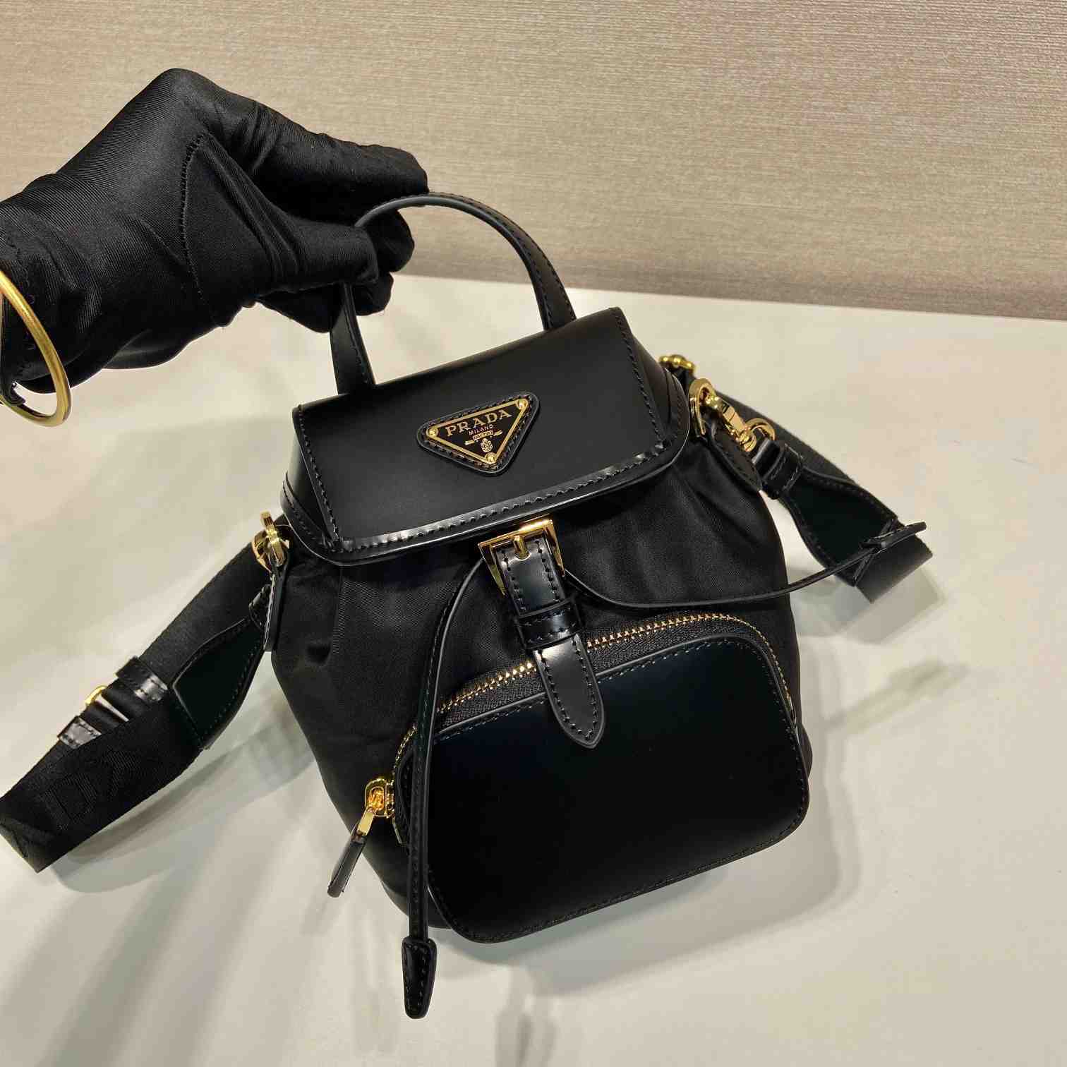 Kleiner Prada-Rucksack aus Re-Nylon und gebürstetem Leder - EUR FASHION