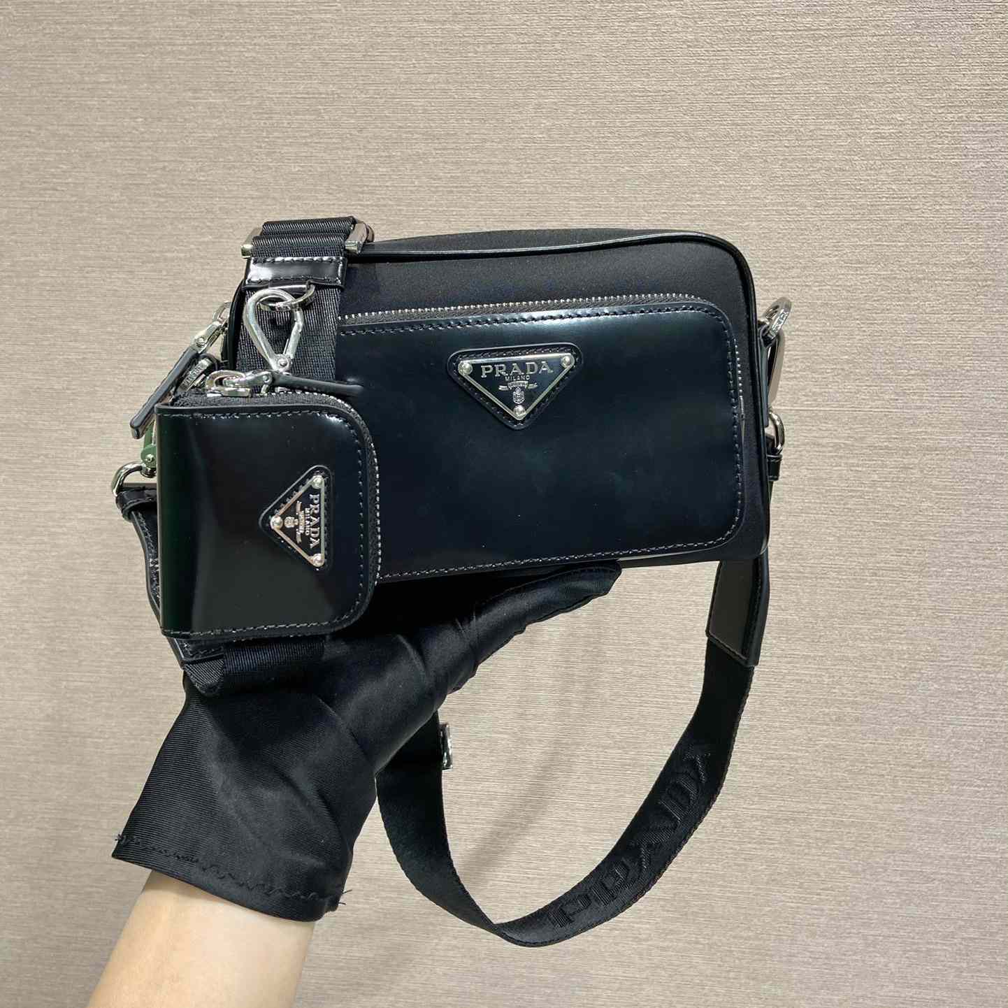 Prada Umhängetasche aus Re-Nylon und gebürstetem Leder - EUR FASHION