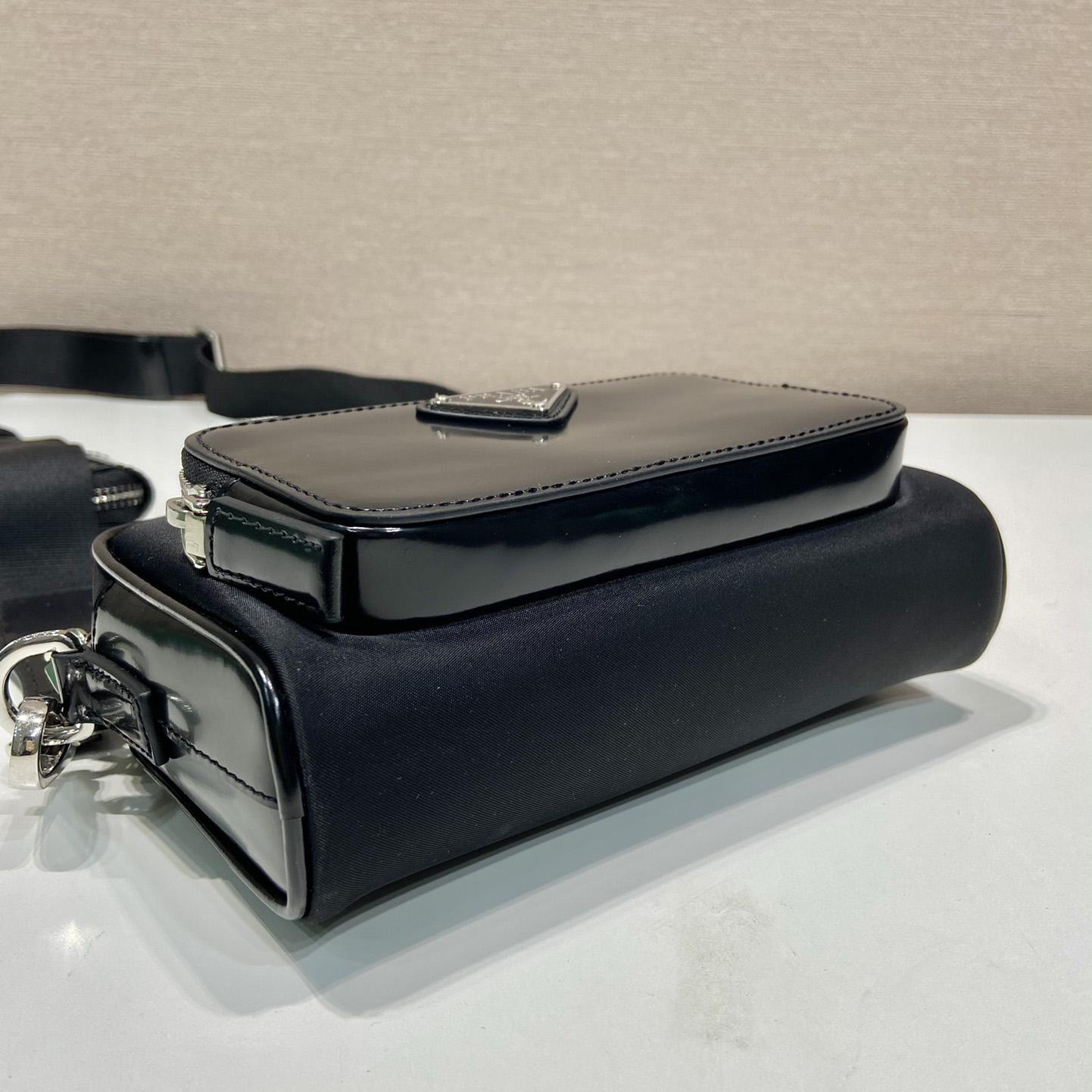 Prada Umhängetasche aus Re-Nylon und gebürstetem Leder - EUR FASHION