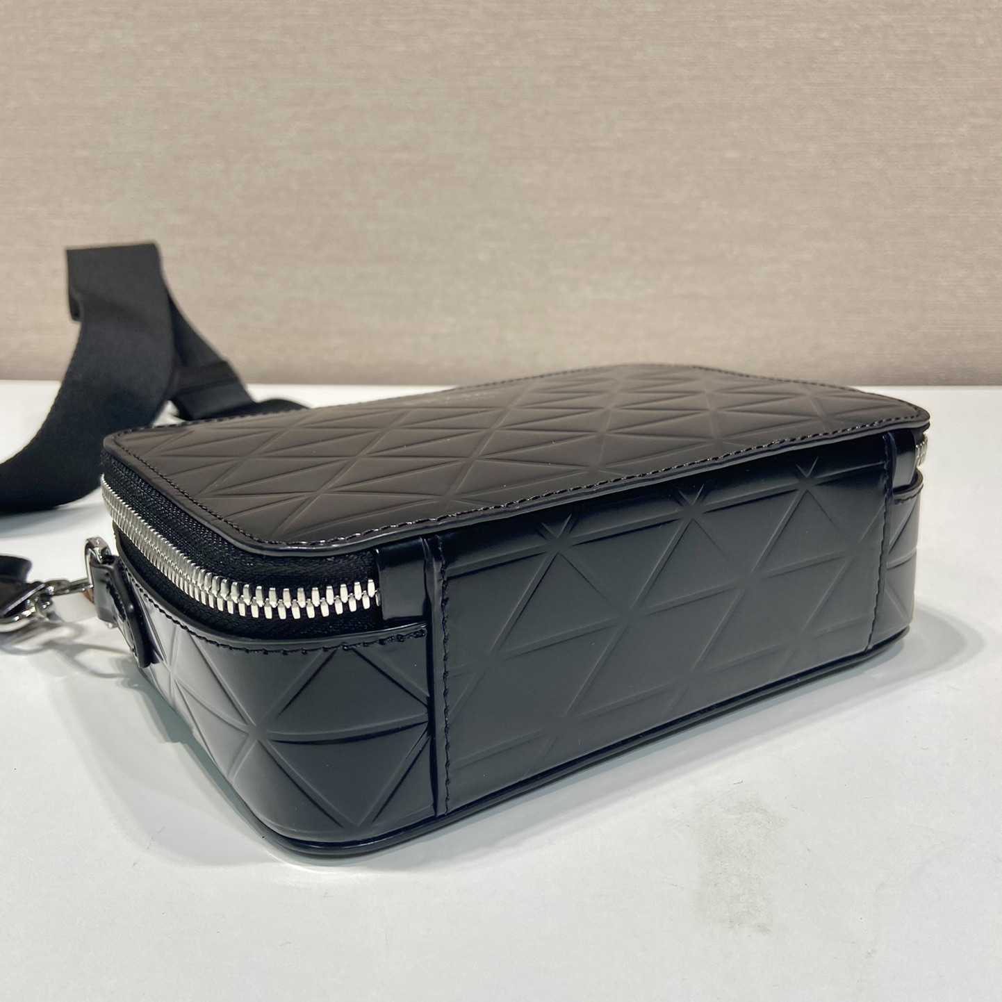 Prada Brique-Tasche aus gebürstetem Leder mit Dreiecksmotiv - EUR FASHION