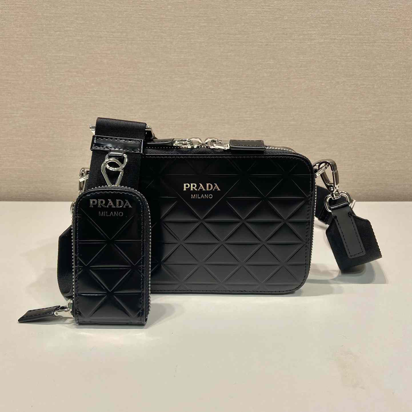 Prada Brique-Tasche aus gebürstetem Leder mit Dreiecksmotiv - EUR FASHION