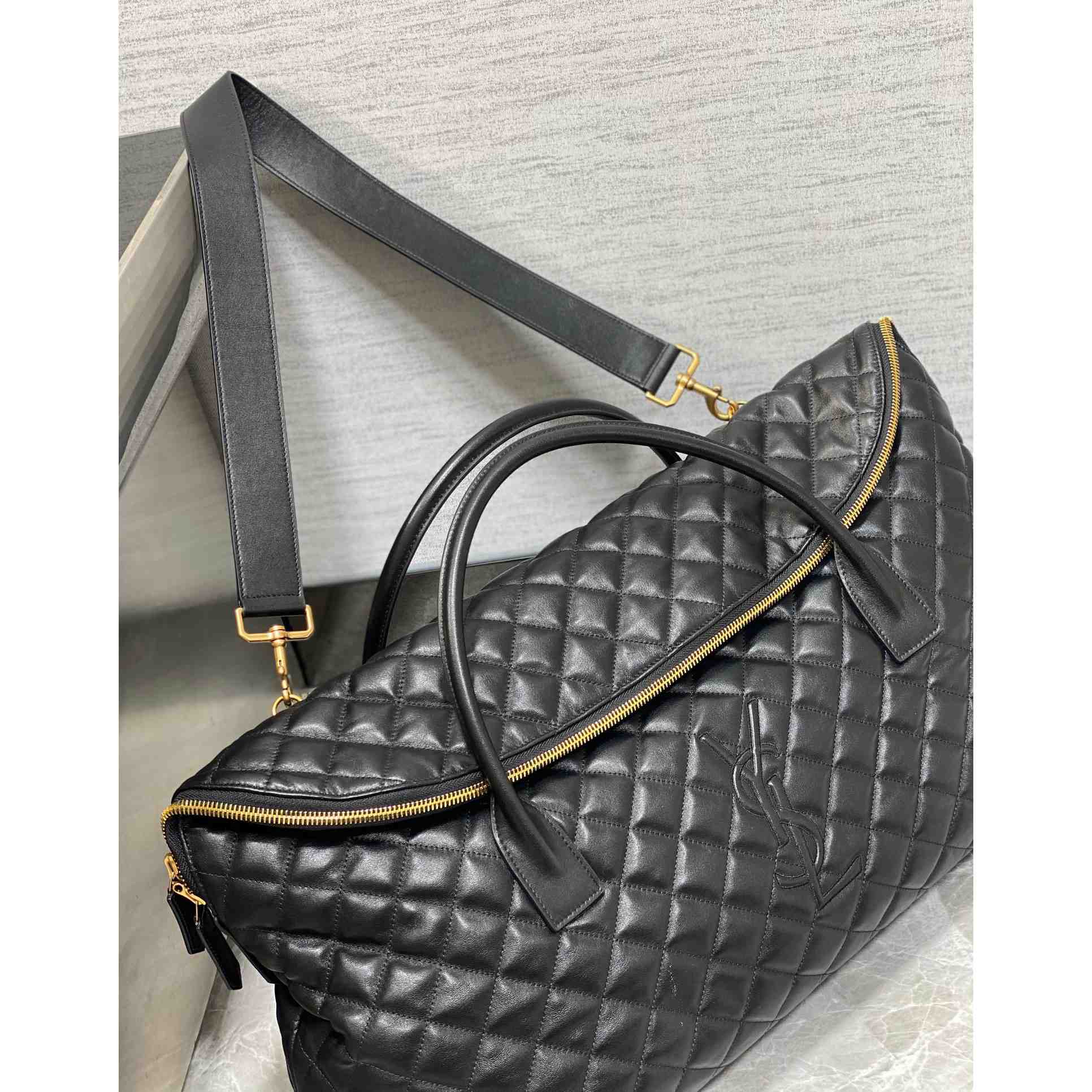 Saint Laurent Giant Reisetasche aus Leder (56 x 50 x 19 cm) - EUR FASHION