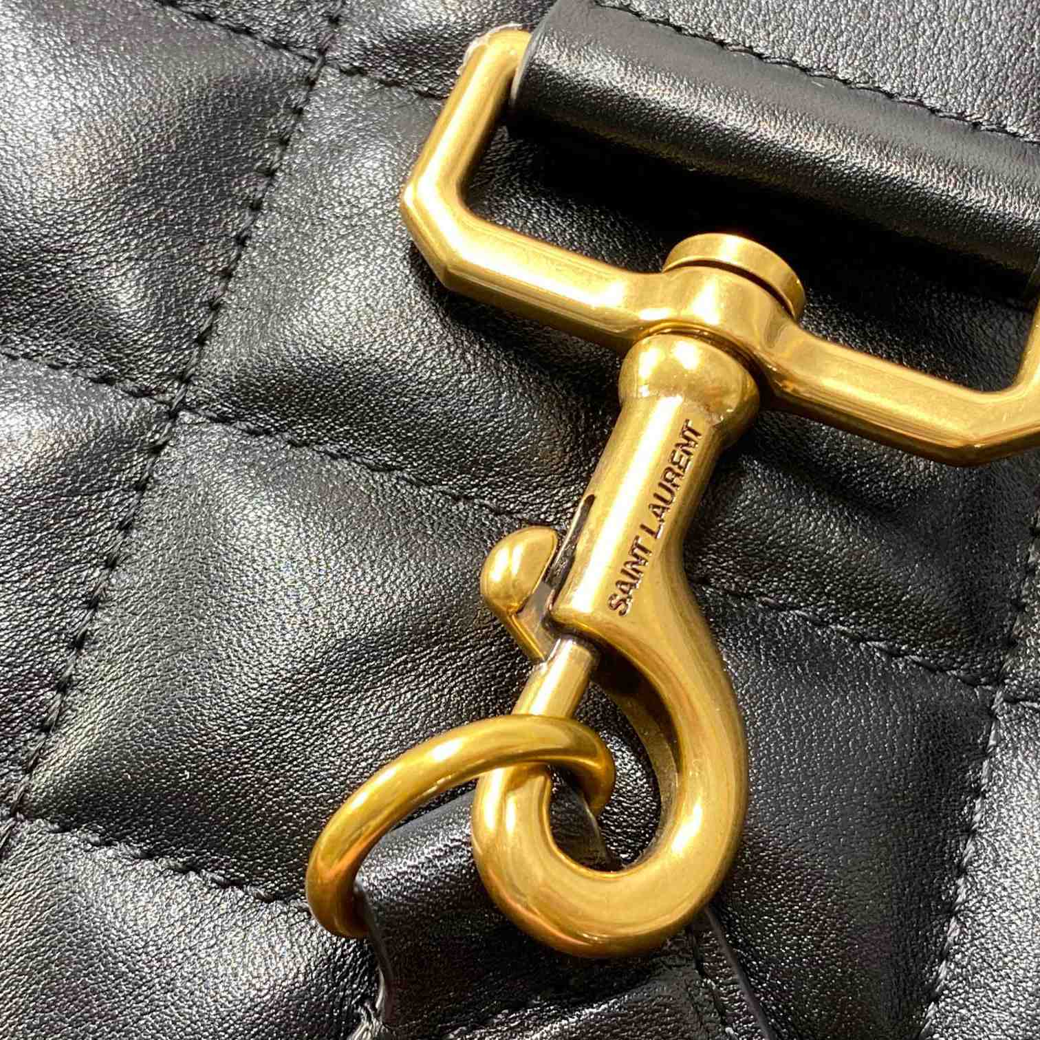 Saint Laurent Giant Reisetasche aus Leder (56 x 50 x 19 cm) - EUR FASHION