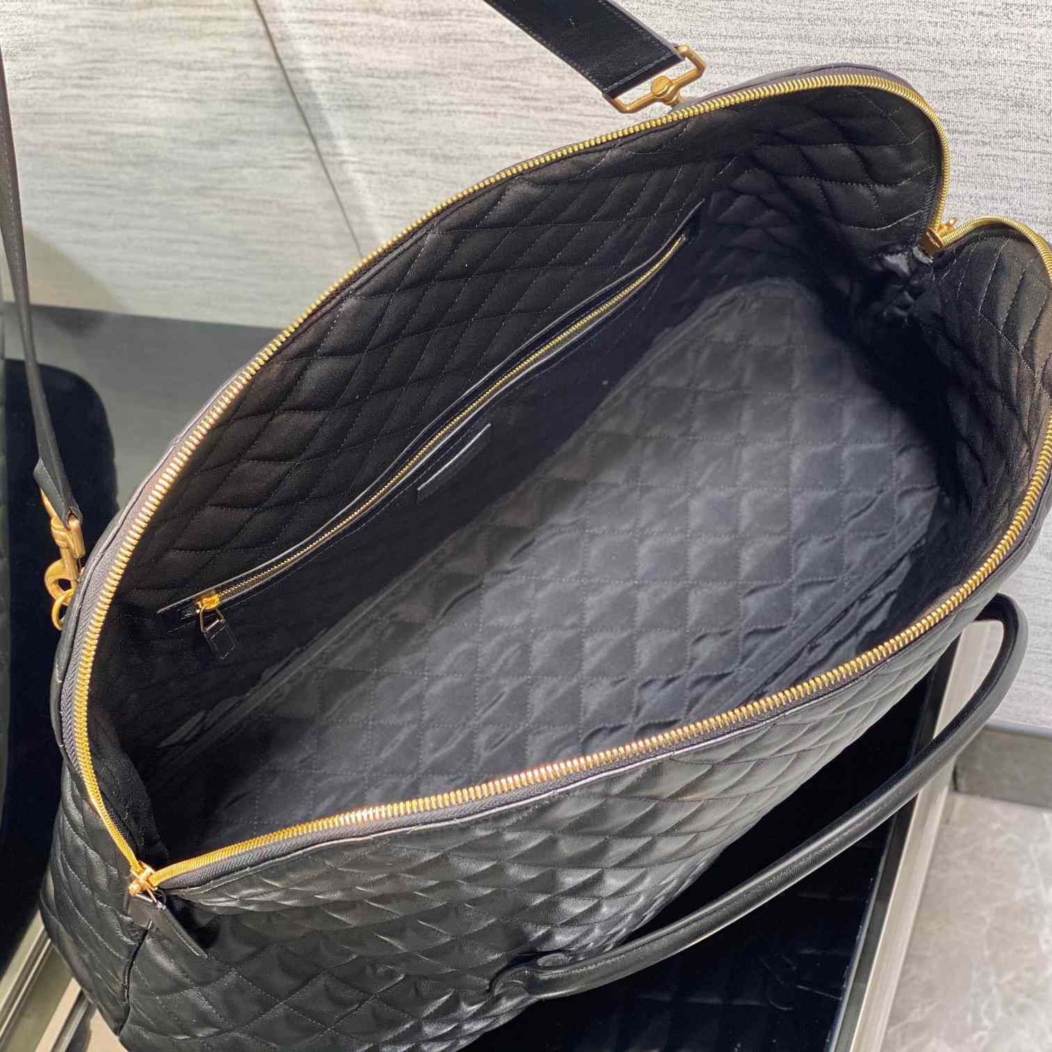 Saint Laurent Giant Reisetasche aus Leder (56 x 50 x 19 cm) - EUR FASHION