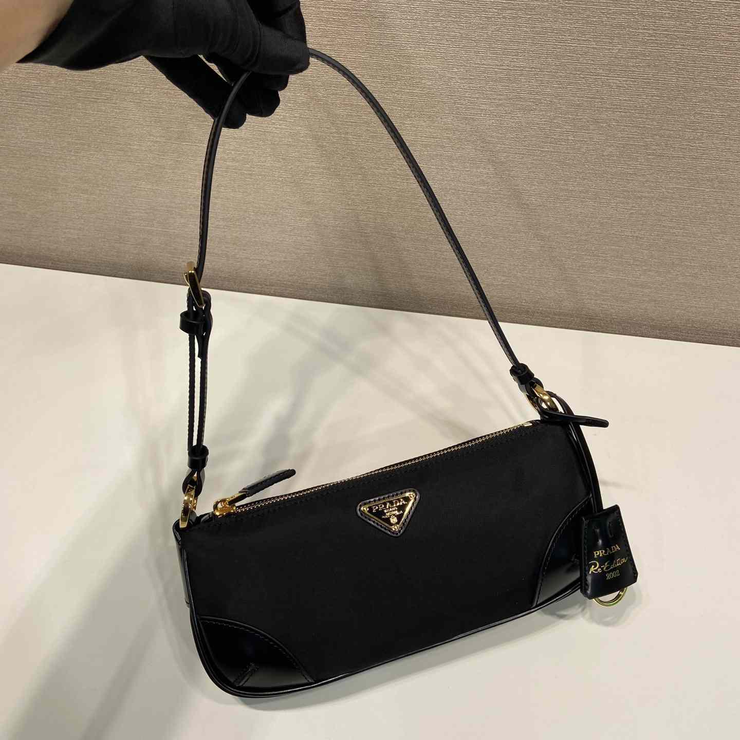 Prada Re-Edition 2002 Umhängetasche aus Re-Nylon und gebürstetem Leder - EUR FASHION