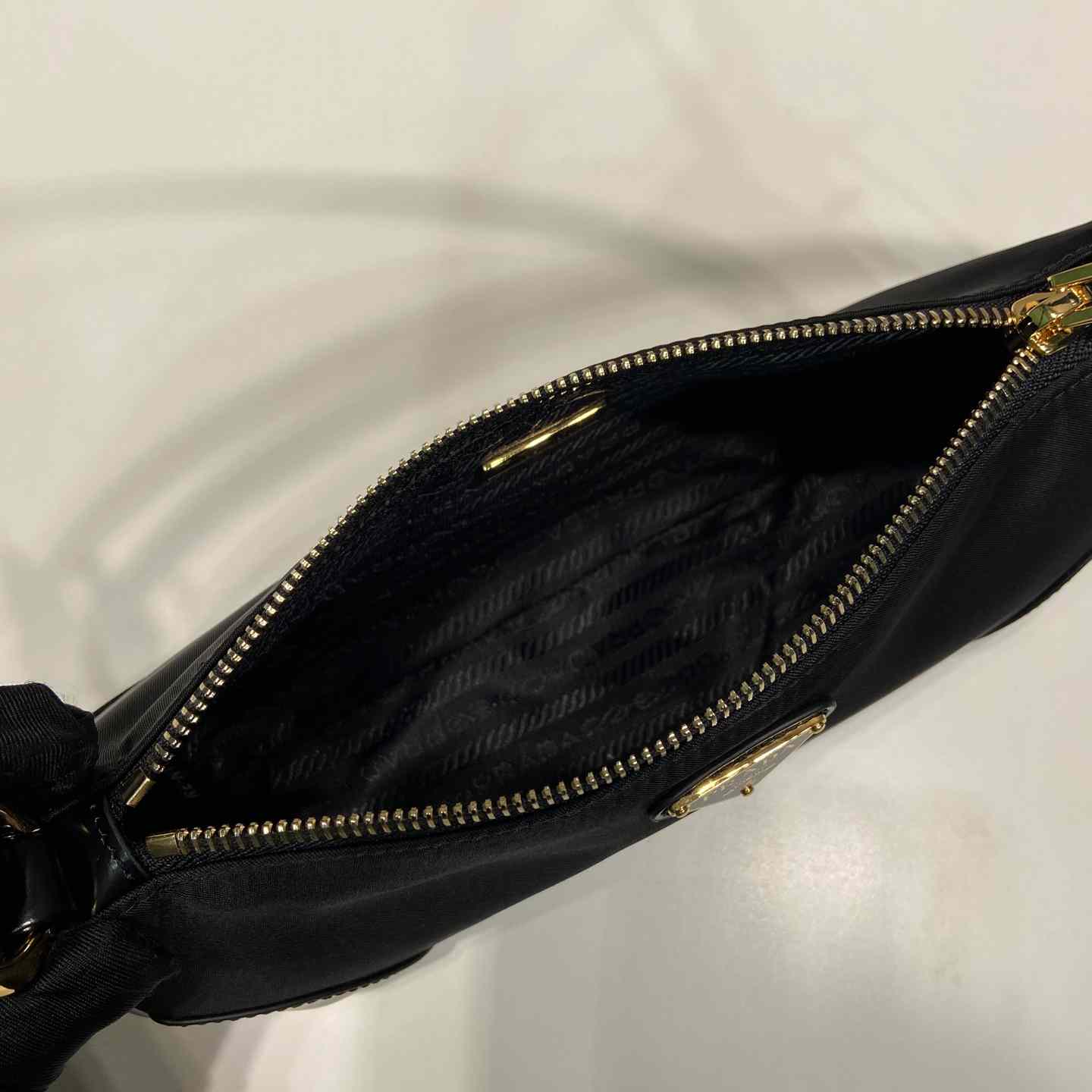 Prada Re-Edition 2002 Umhängetasche aus Re-Nylon und gebürstetem Leder - EUR FASHION