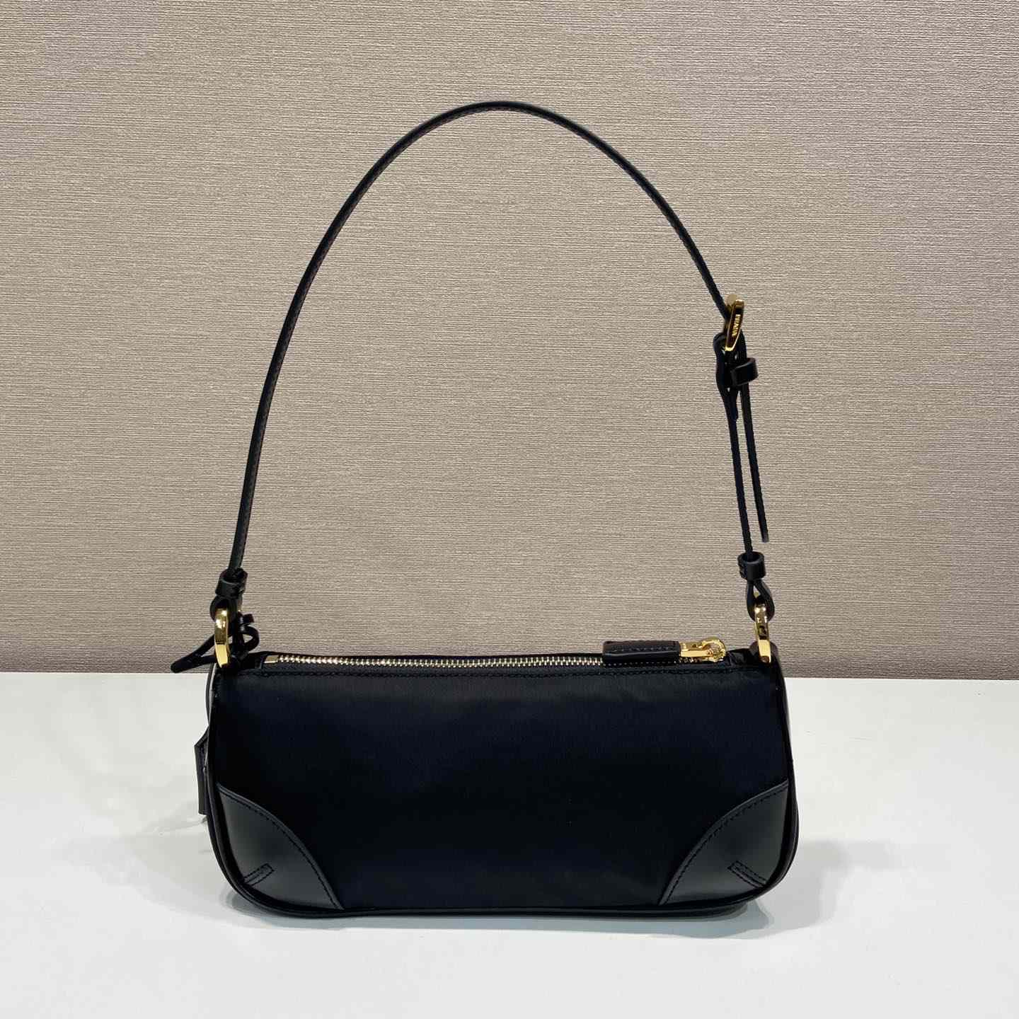 Prada Re-Edition 2002 Umhängetasche aus Re-Nylon und gebürstetem Leder - EUR FASHION