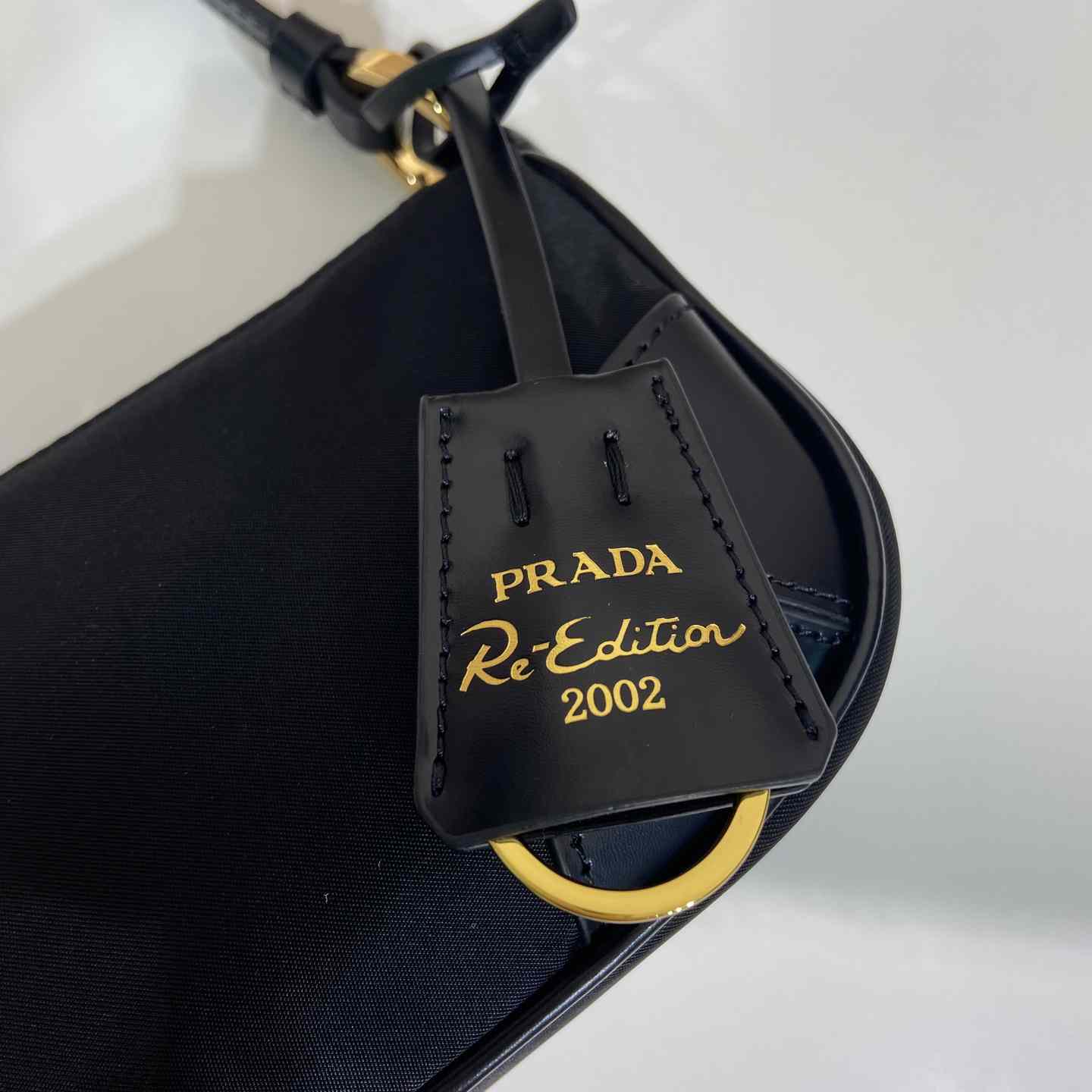 Prada Re-Edition 2002 Umhängetasche aus Re-Nylon und gebürstetem Leder - EUR FASHION