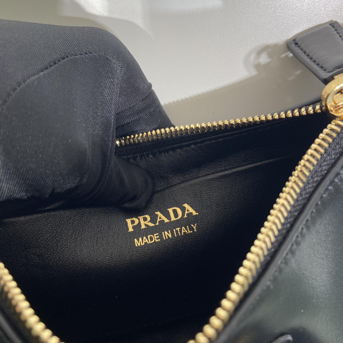 Prada Mini-Umhängetasche aus Arqué-Leder - EUR FASHION