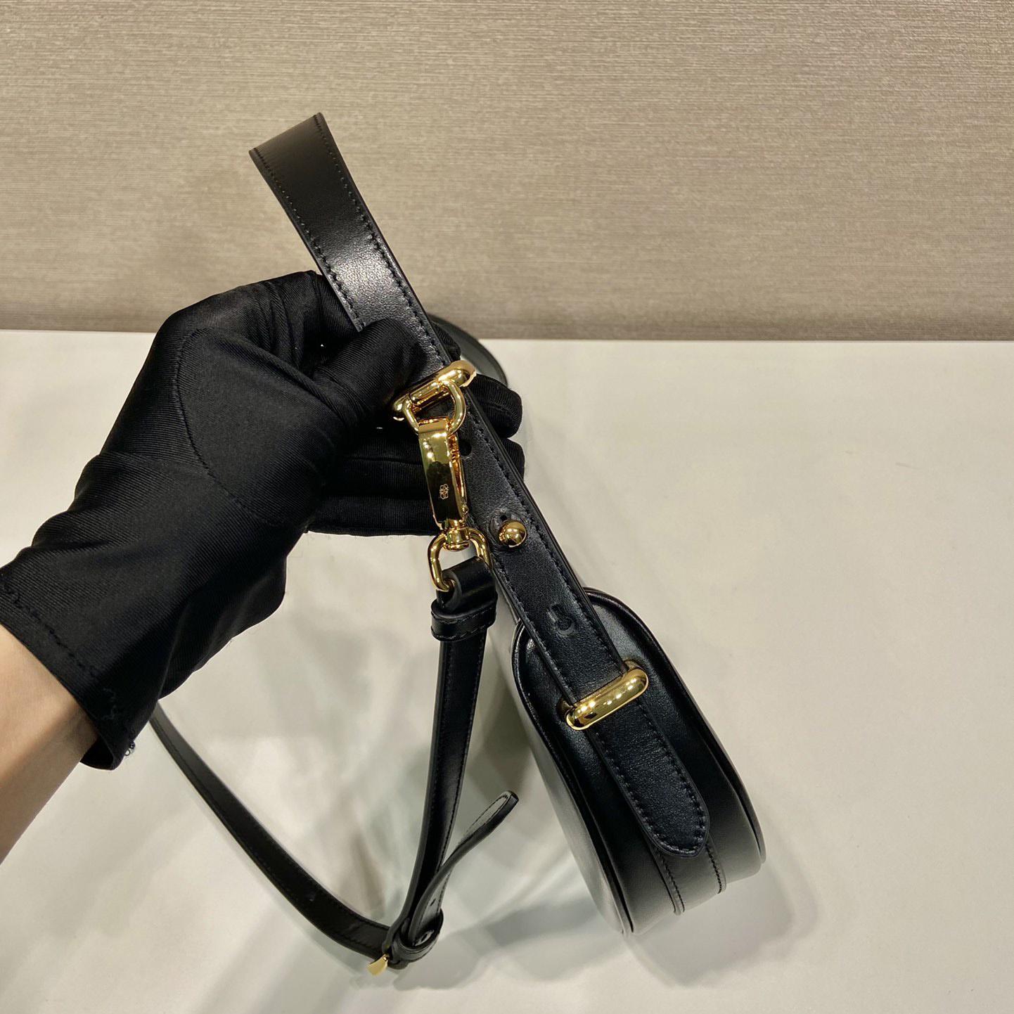 Prada Mini-Umhängetasche aus Arqué-Leder - EUR FASHION