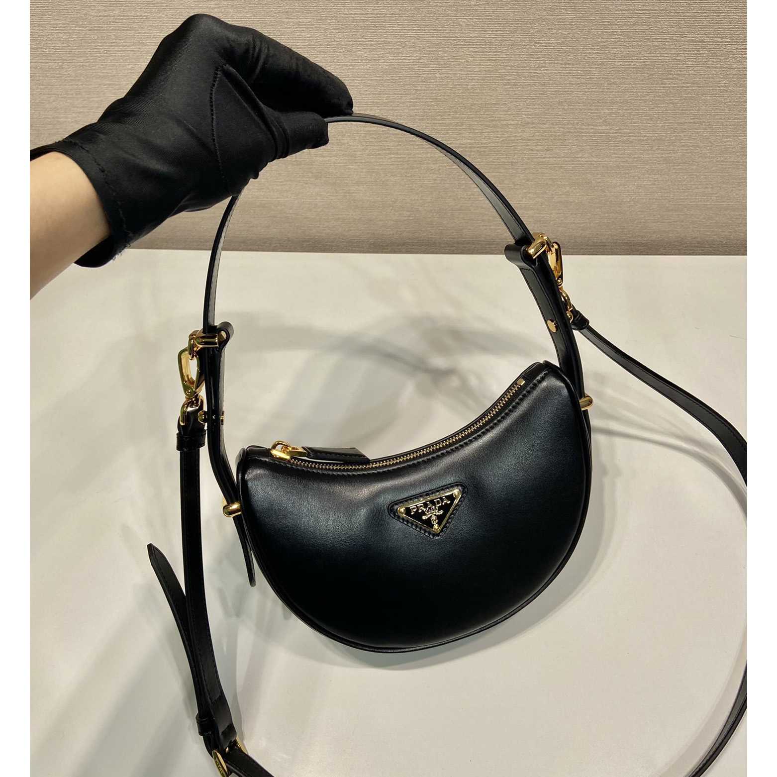 Prada Mini-Umhängetasche aus Arqué-Leder - EUR FASHION
