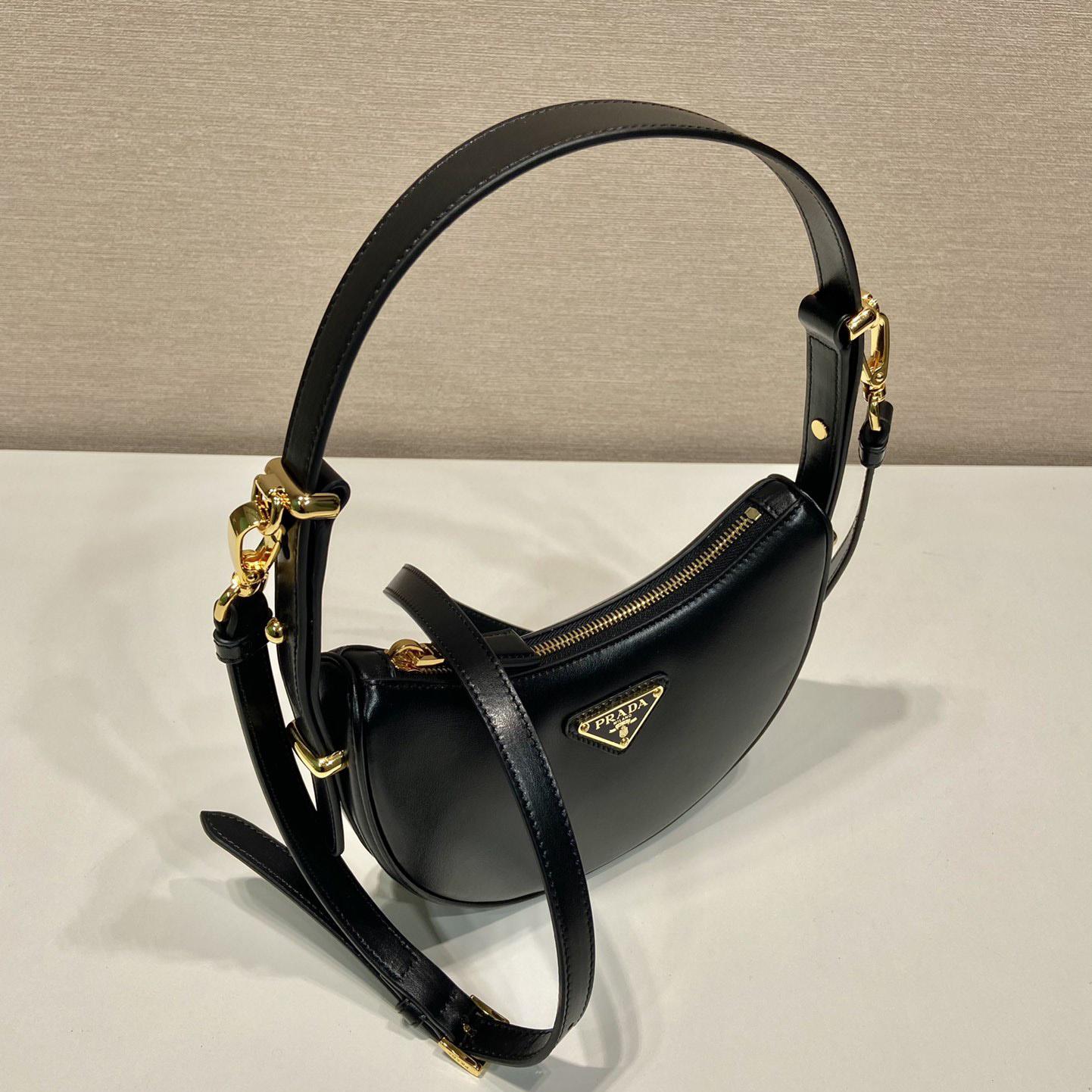 Prada Mini-Umhängetasche aus Arqué-Leder - EUR FASHION