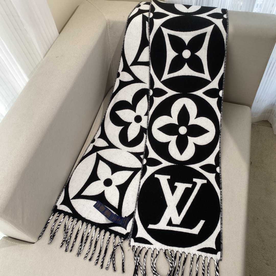 Louis Vuitton LV Medallion Scarf - EUR FASHION