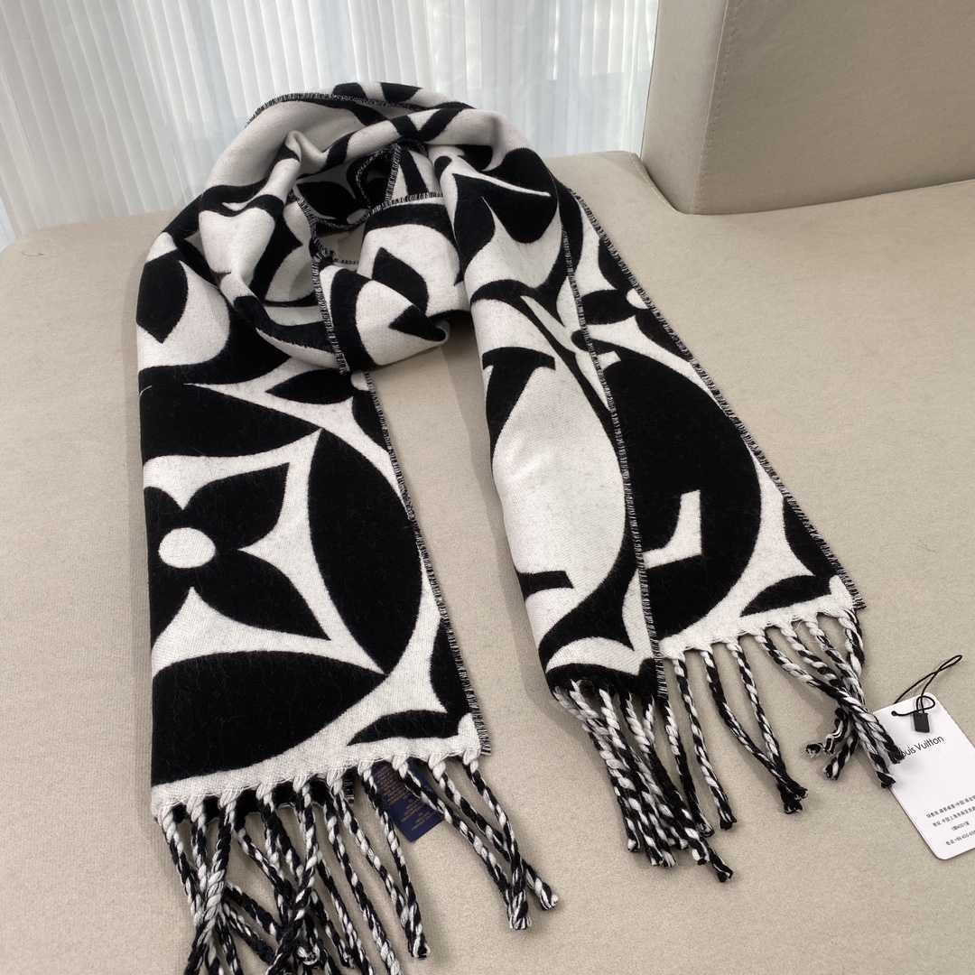 Louis Vuitton LV Medallion Scarf - EUR FASHION