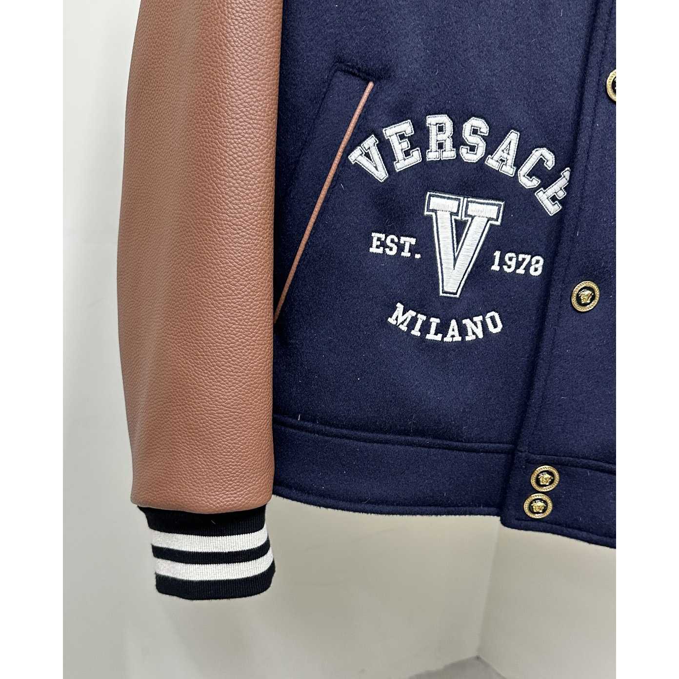 Versace Bomberjacke mit Logo-Patch auf der Brust - EUR FASHION