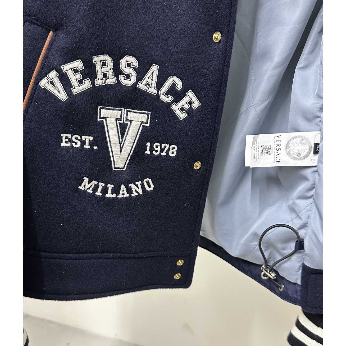 Versace Bomberjacke mit Logo-Patch auf der Brust - EUR FASHION