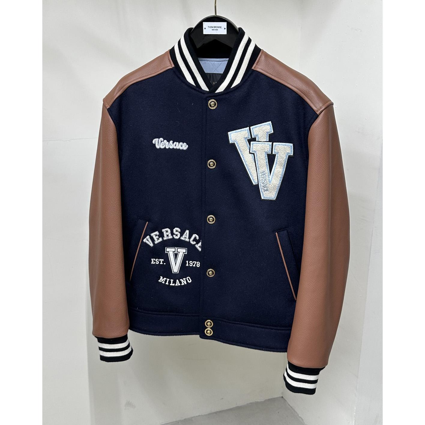 Versace Bomberjacke mit Logo-Patch auf der Brust - EUR FASHION