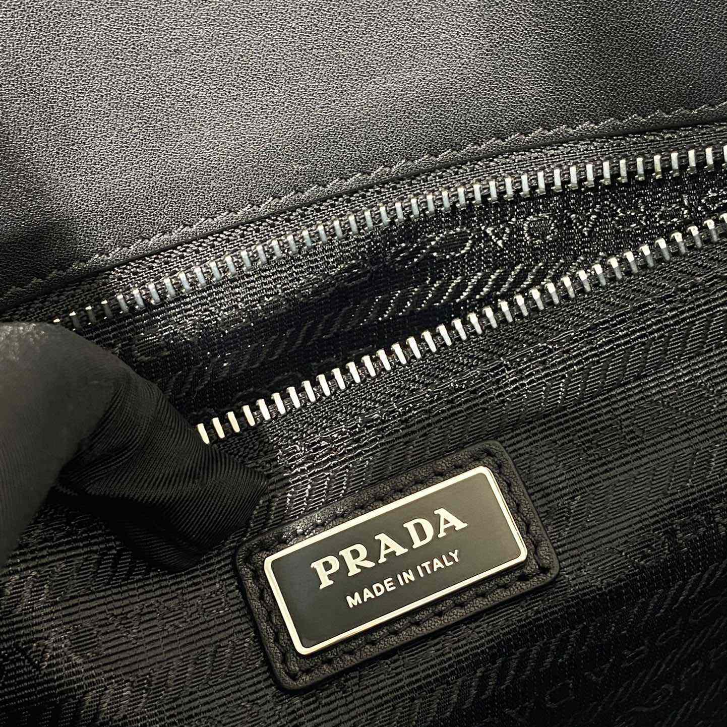 Prada-Tasche aus gebürstetem Leder mit Wasserflasche - EUR FASHION