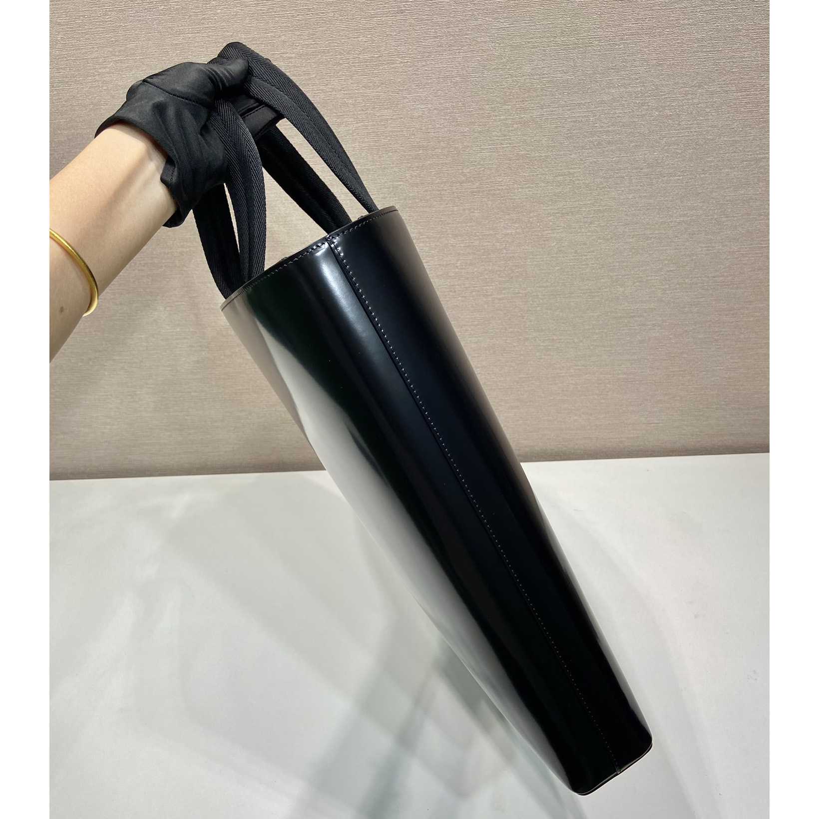 Prada-Tasche aus gebürstetem Leder mit Wasserflasche - EUR FASHION