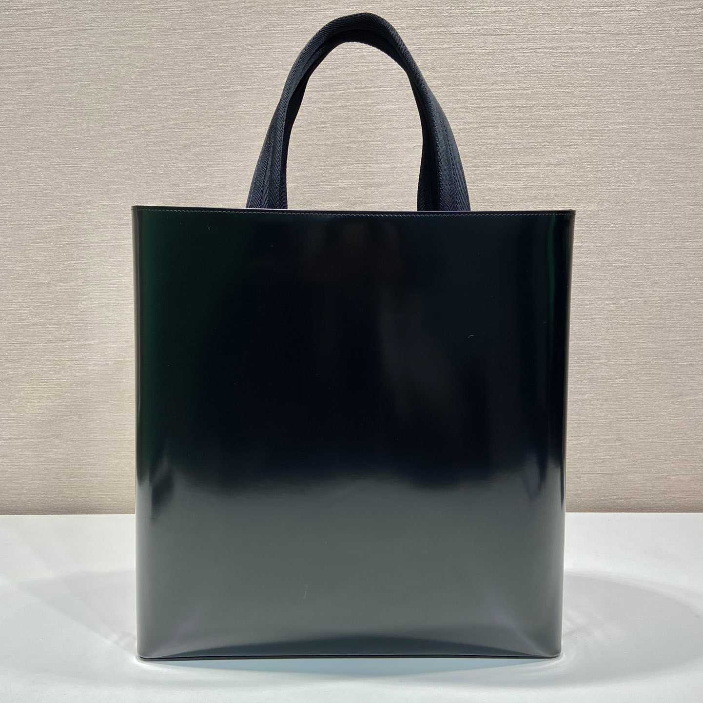 Prada-Tasche aus gebürstetem Leder mit Wasserflasche - EUR FASHION