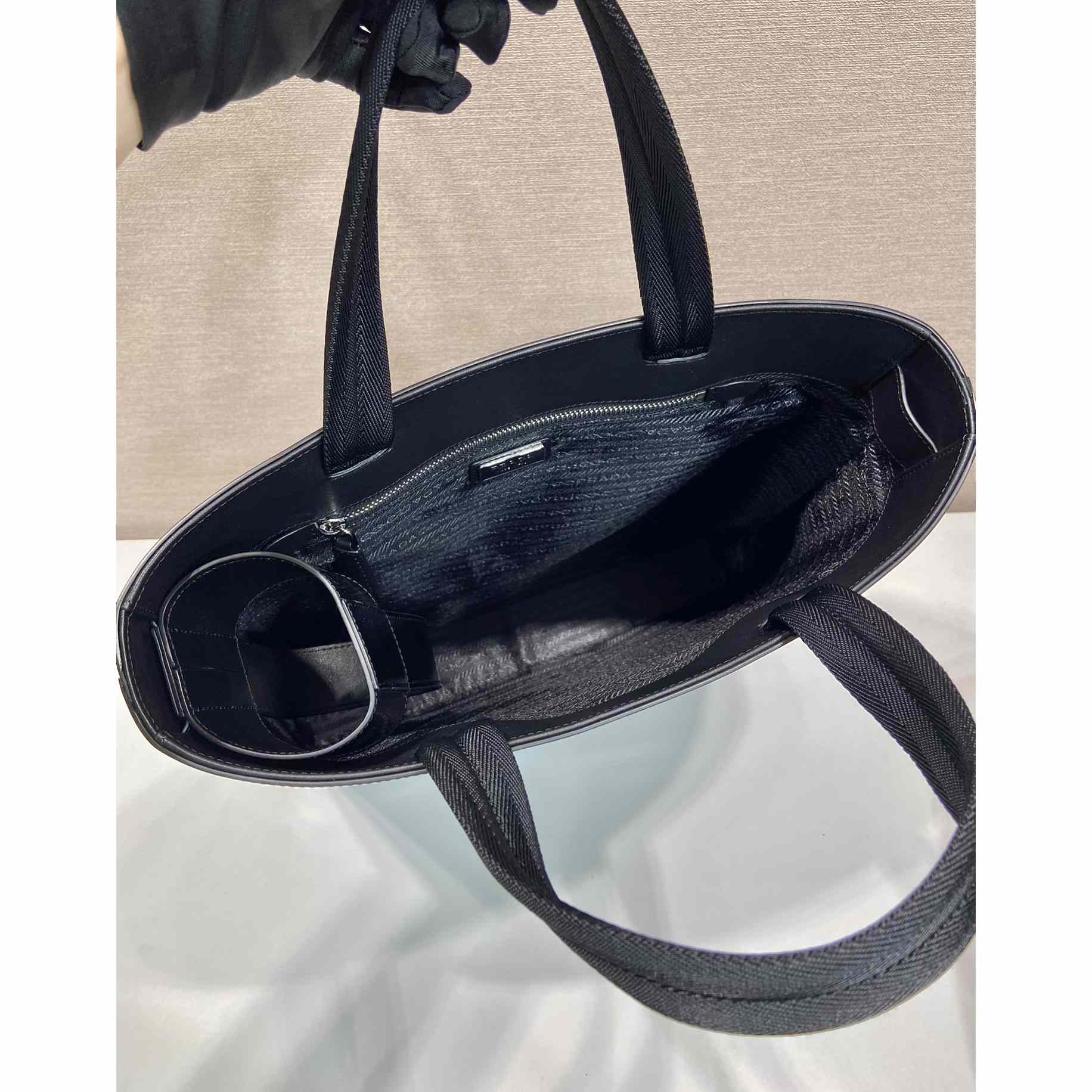 Prada-Tasche aus gebürstetem Leder mit Wasserflasche - EUR FASHION