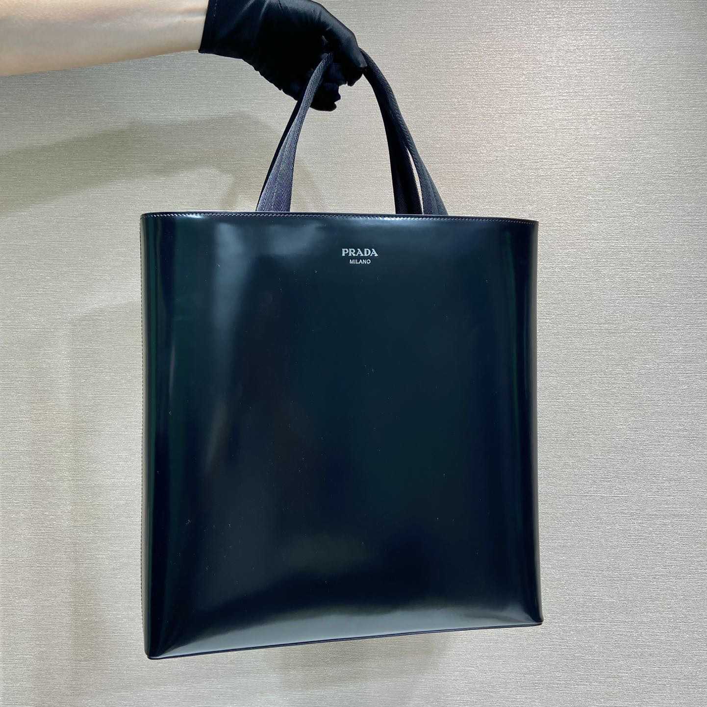Prada-Tasche aus gebürstetem Leder mit Wasserflasche - EUR FASHION