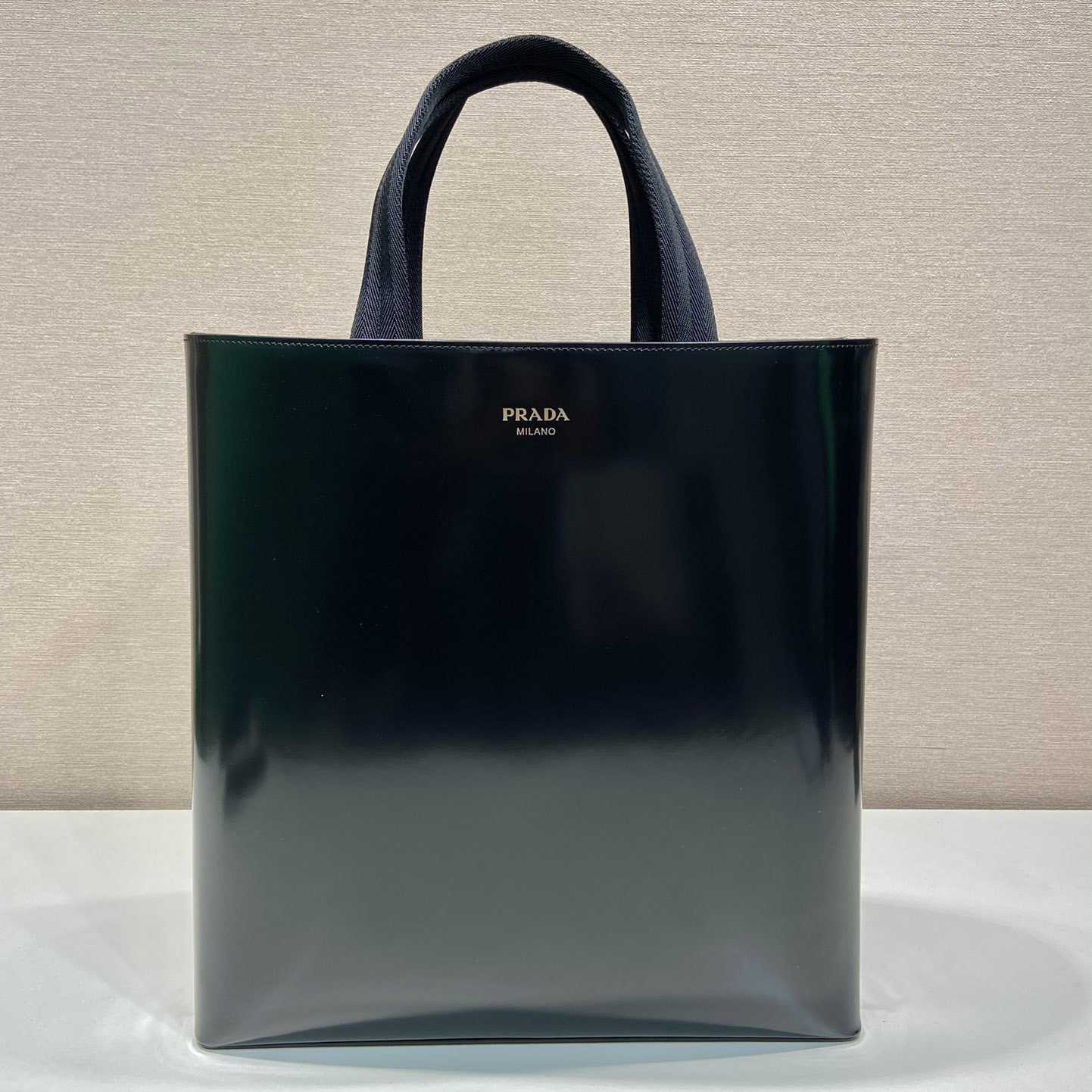 Prada-Tasche aus gebürstetem Leder mit Wasserflasche - EUR FASHION