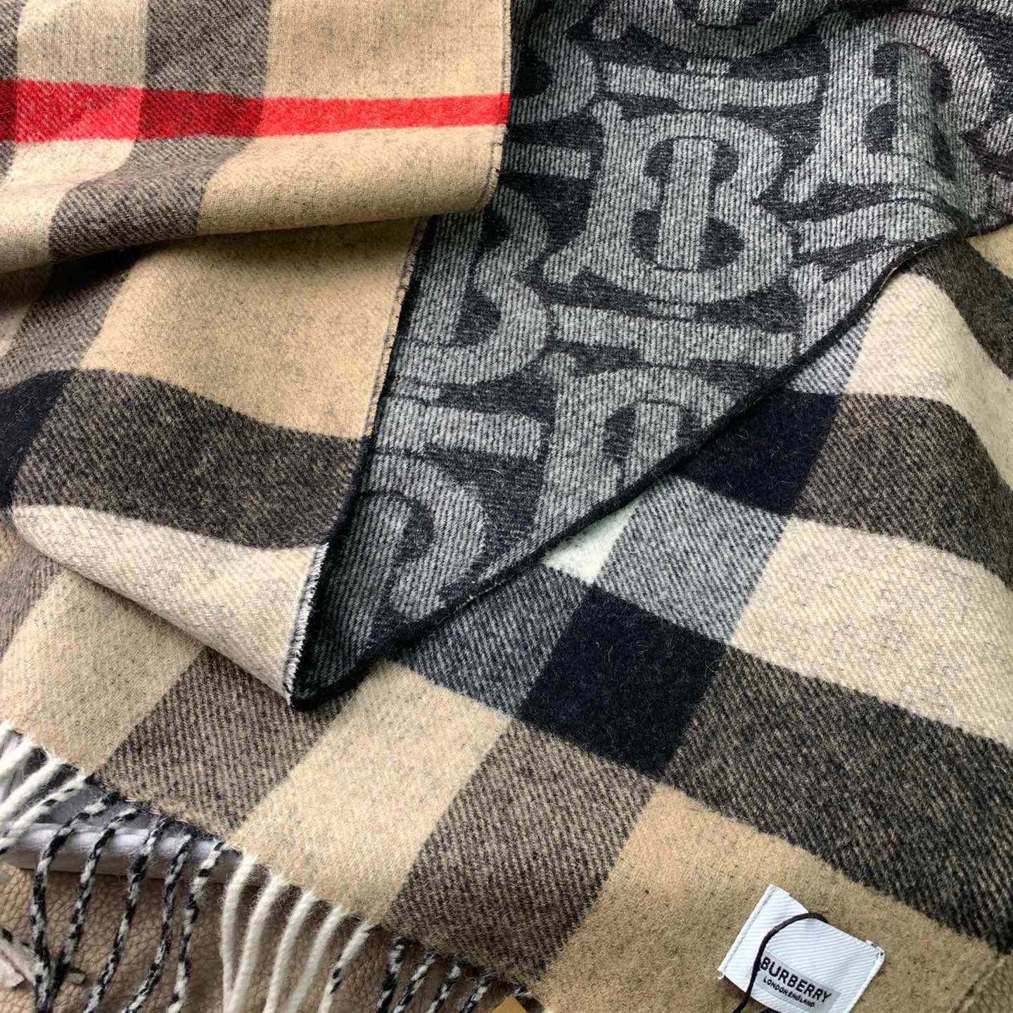 Burberry Check Cashmere Reversible Scarf - EUR FASHION