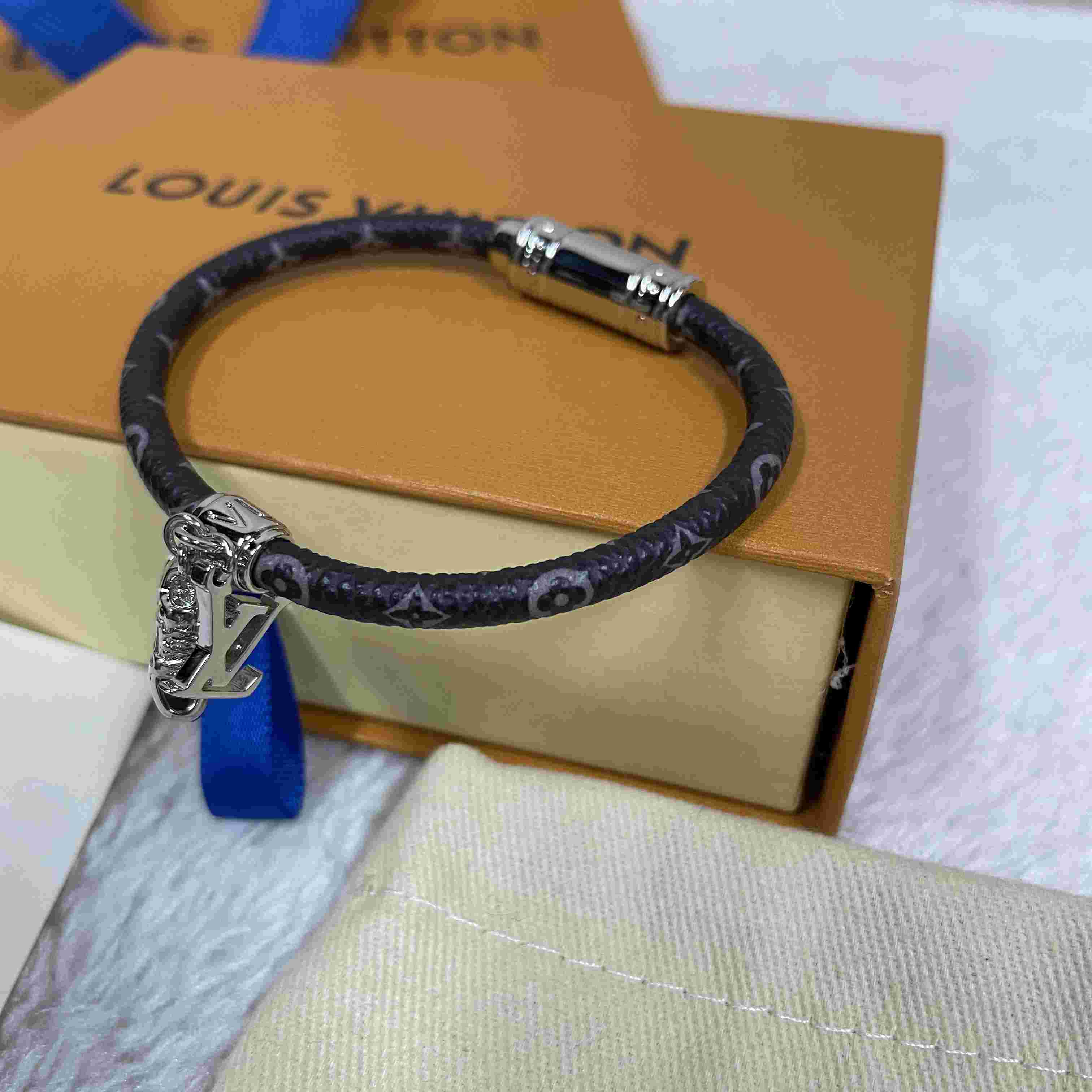 Louis Vuitto LV Icon Trainer Lederarmband M8343<br>
 - EUR FASHION