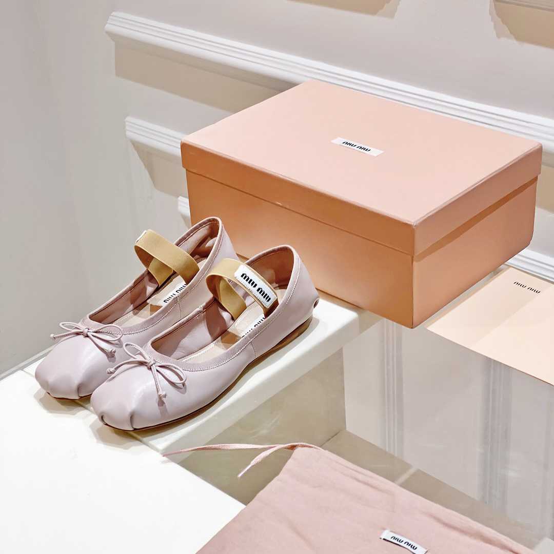 Miu Miu Ballerinas mit Satinschleife<br>
 - EUR FASHION