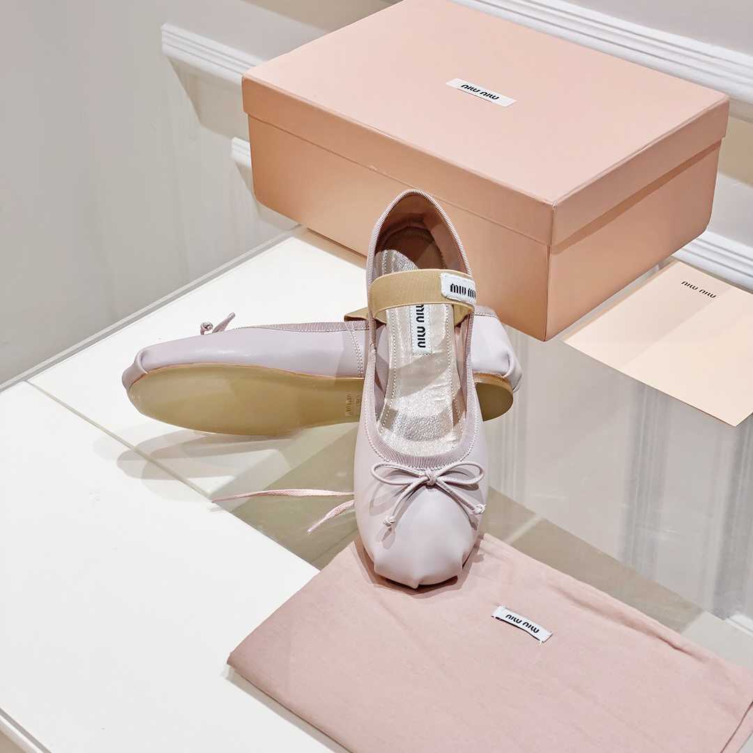 Miu Miu Ballerinas mit Satinschleife<br>
 - EUR FASHION