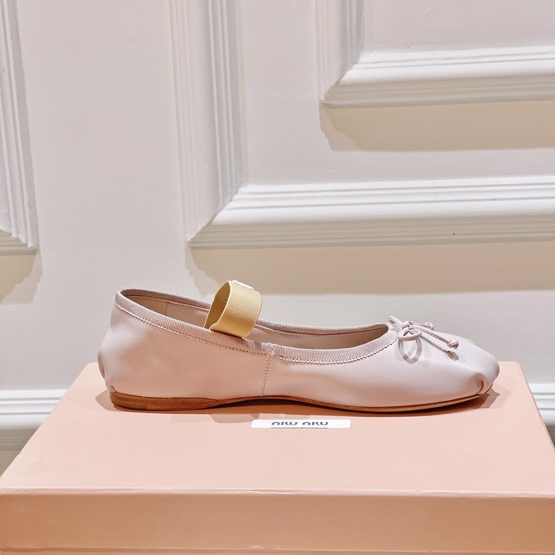 Miu Miu Ballerinas mit Satinschleife<br>
 - EUR FASHION
