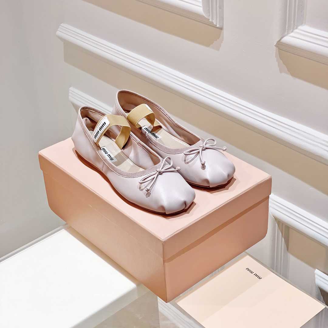 Miu Miu Ballerinas mit Satinschleife<br>
 - EUR FASHION