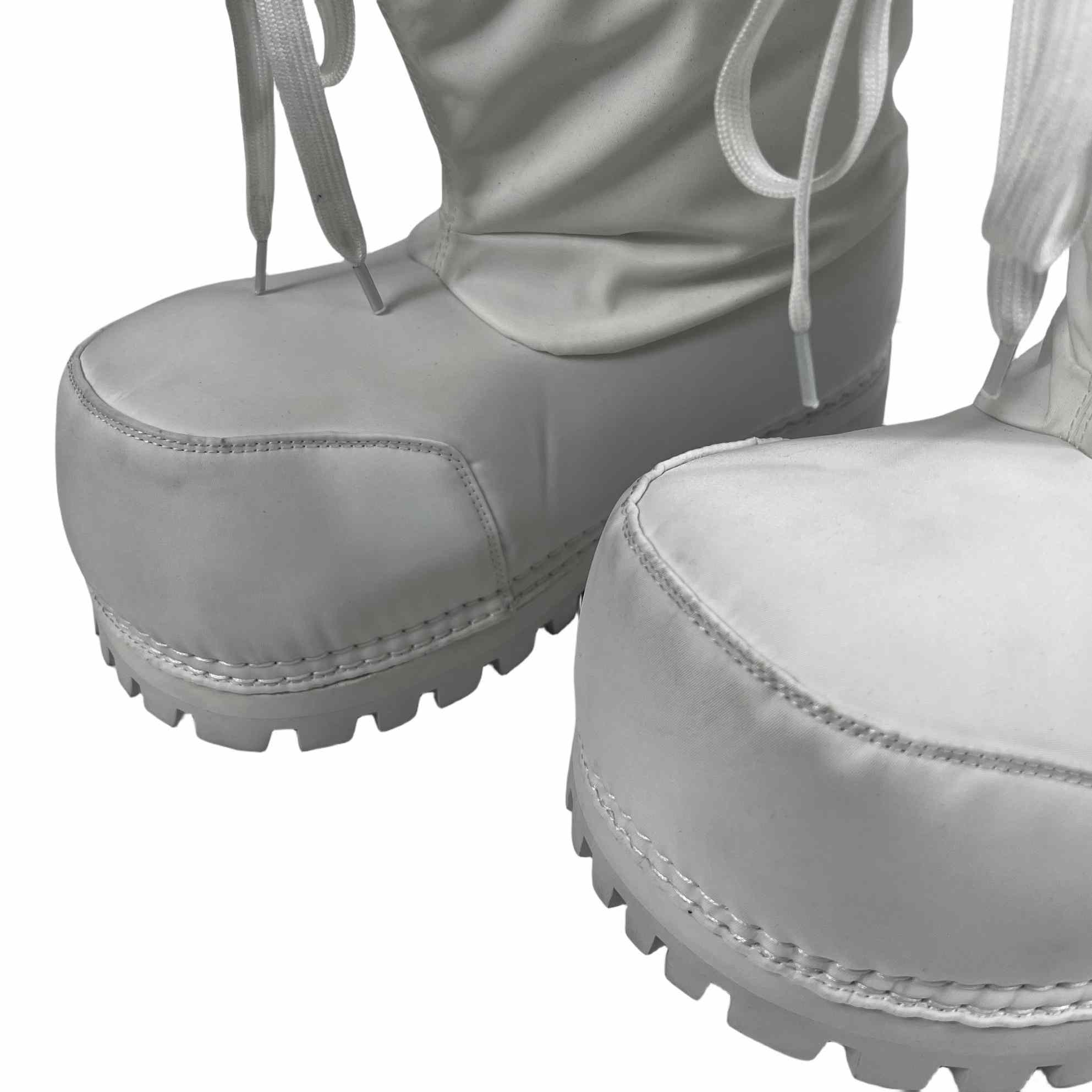 Balenciaga – Alaska – Niedriger Stiefel aus weißem Nylon<br>
 - EUR FASHION
