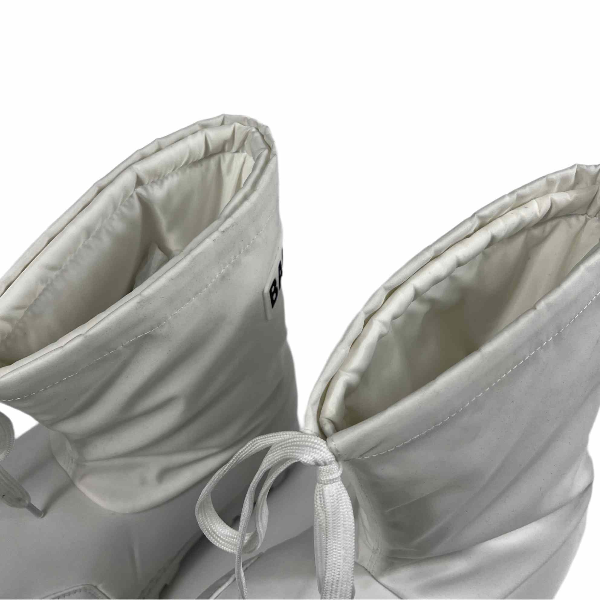 Balenciaga – Alaska – Niedriger Stiefel aus weißem Nylon<br>
 - EUR FASHION