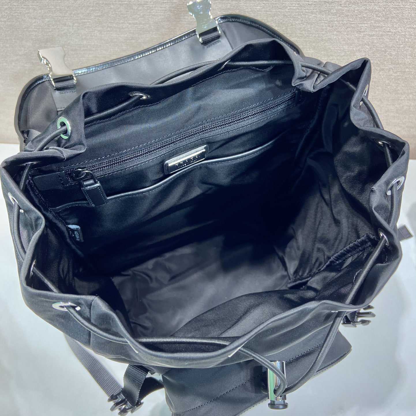 Prada Rucksack aus Re-Nylon und gebürstetem Leder<br>
 - EUR FASHION