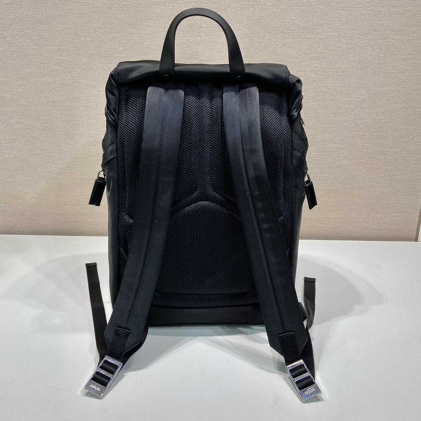 Prada Rucksack aus Re-Nylon und gebürstetem Leder<br>
 - EUR FASHION