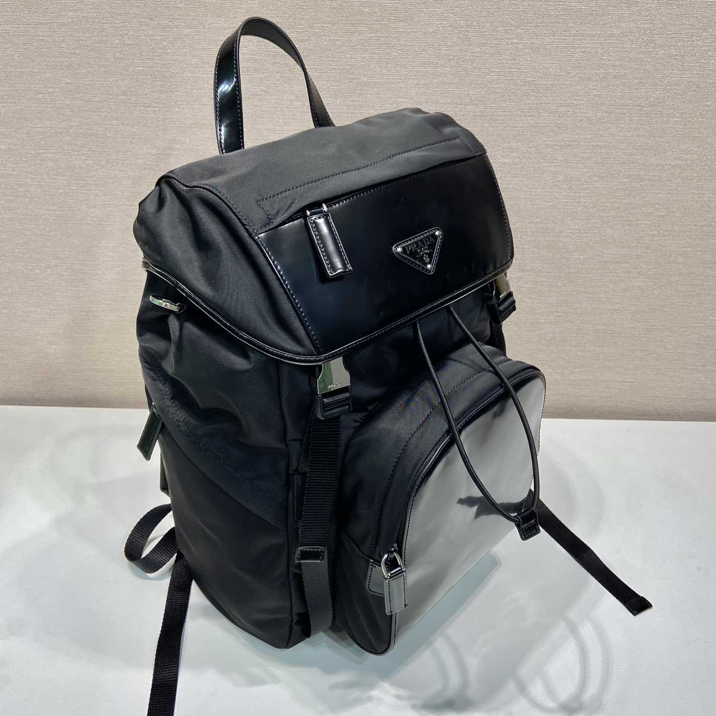 Prada Rucksack aus Re-Nylon und gebürstetem Leder<br>
 - EUR FASHION
