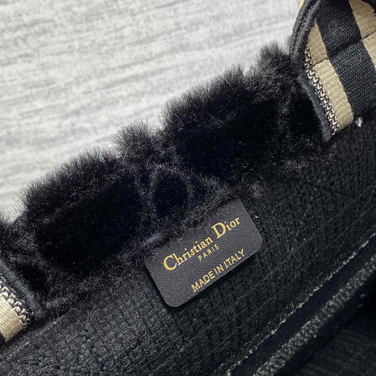 Mittlere Dior-Buchtasche von Dior<br>
 - EUR FASHION