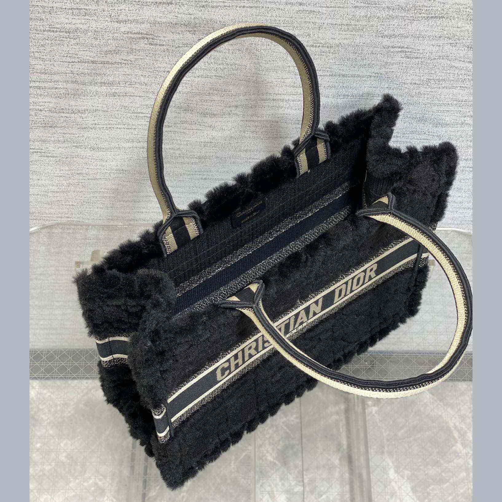 Mittlere Dior-Buchtasche von Dior<br>
 - EUR FASHION