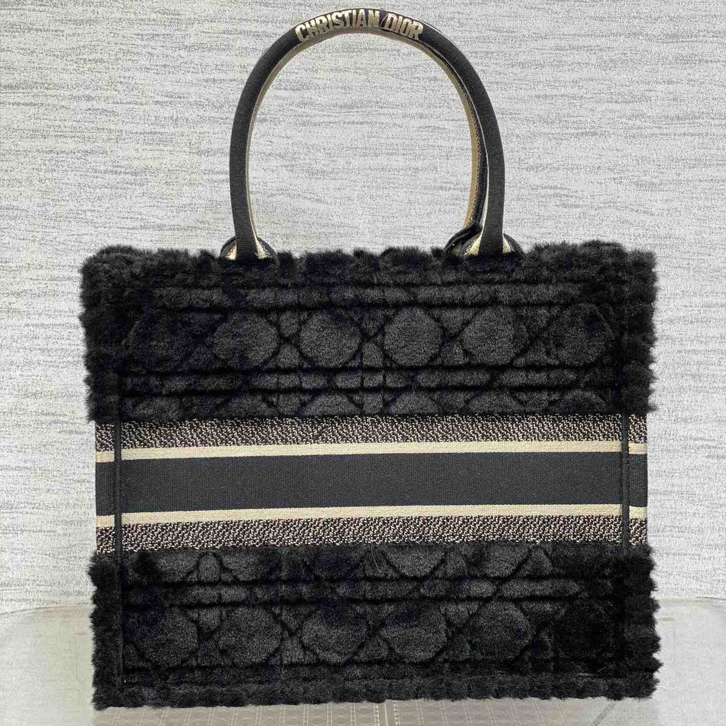 Mittlere Dior-Buchtasche von Dior<br>
 - EUR FASHION