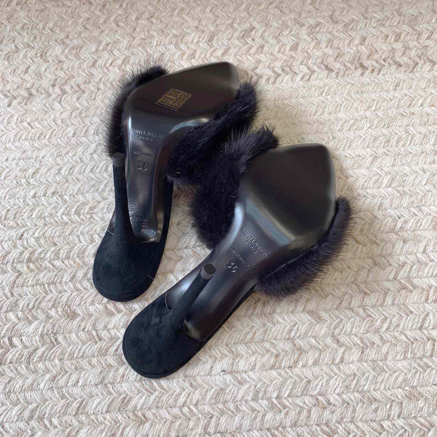 Saint Laurent LA 16 Mules aus tierfreiem Pelz und Wildleder<br>
 - EUR FASHION